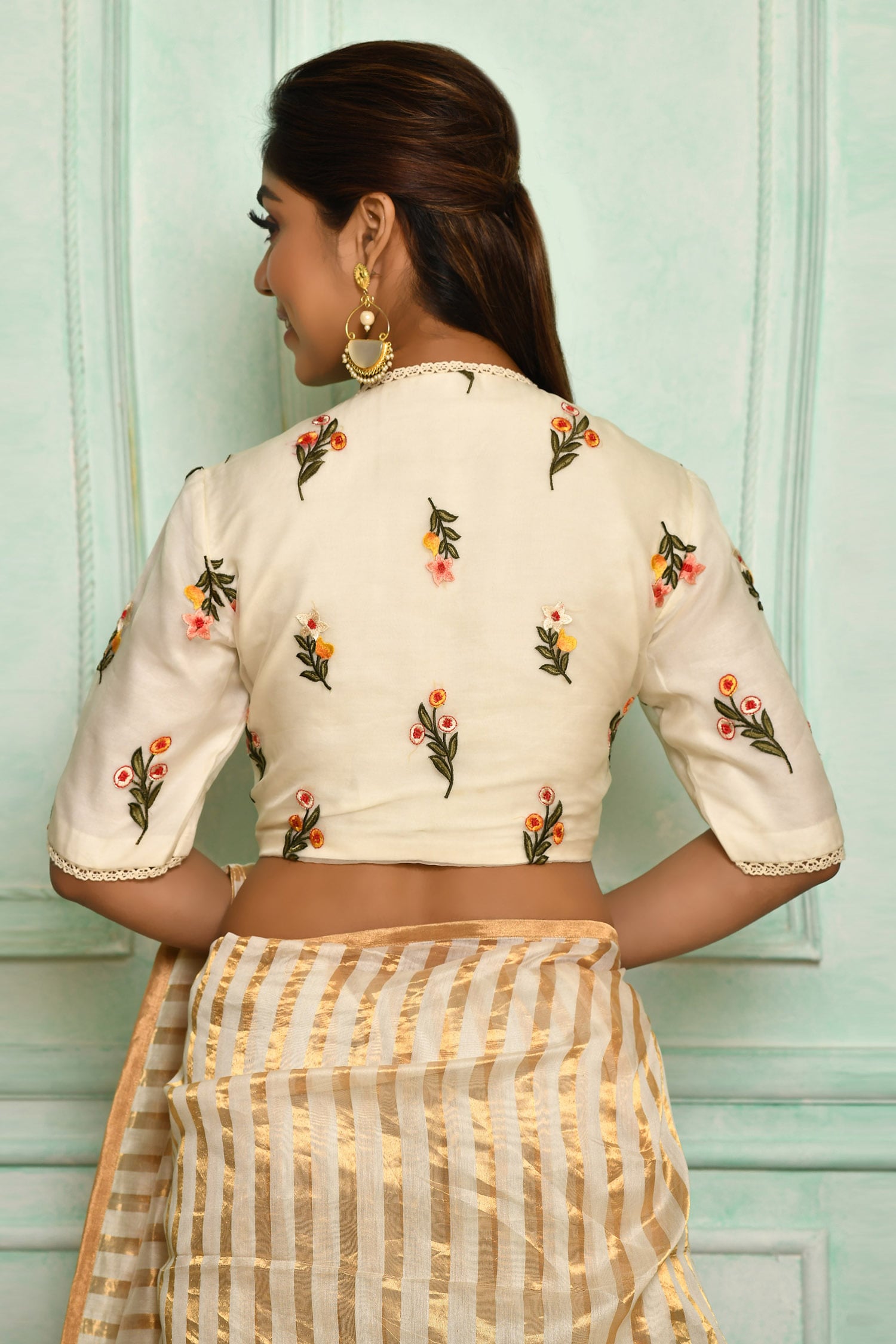 Pranay Baidya - White Cotton Embroidered Floral Motifs V Neck Saree Blouse  For Women