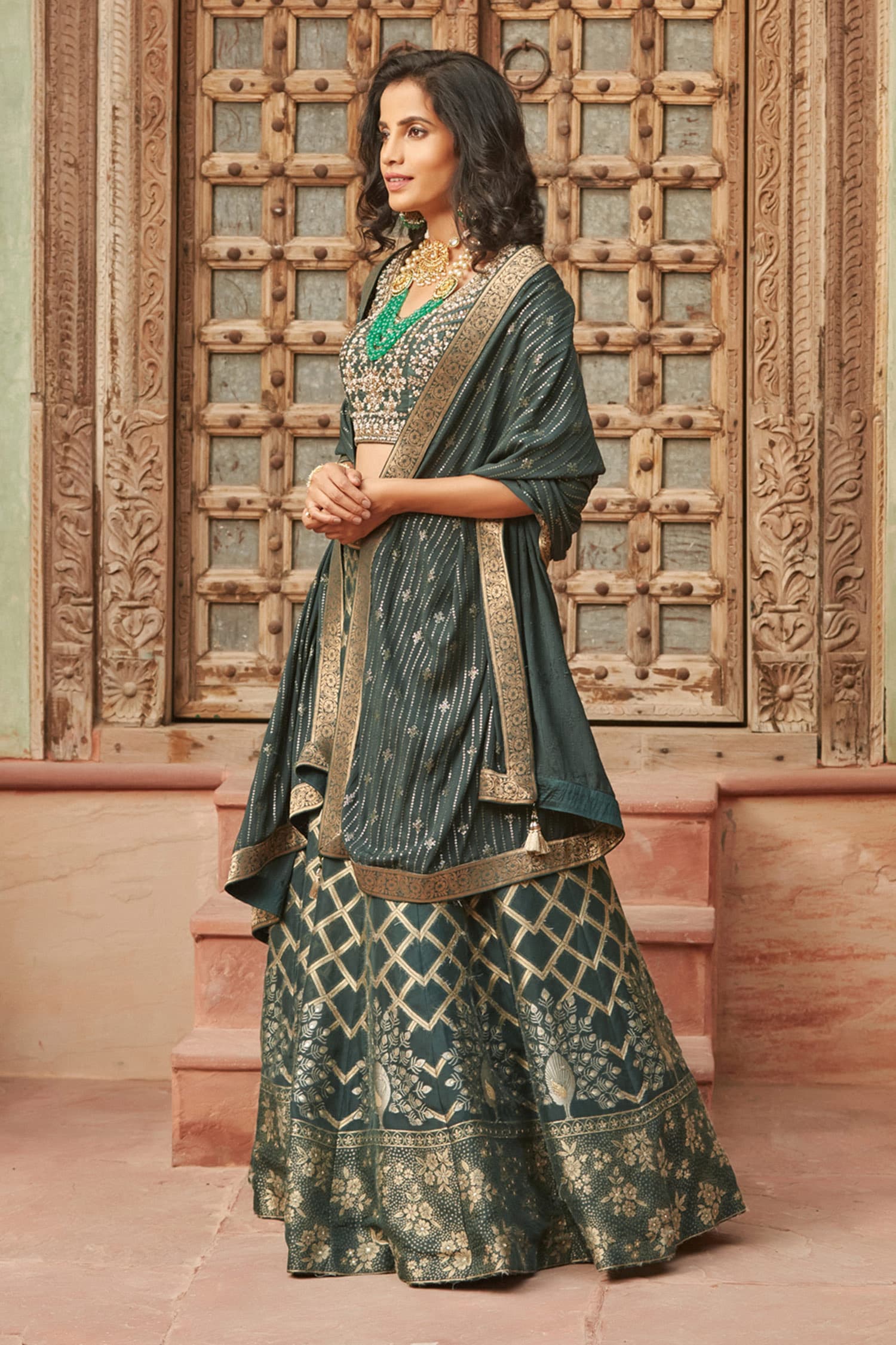 banarasi kapde mein gown