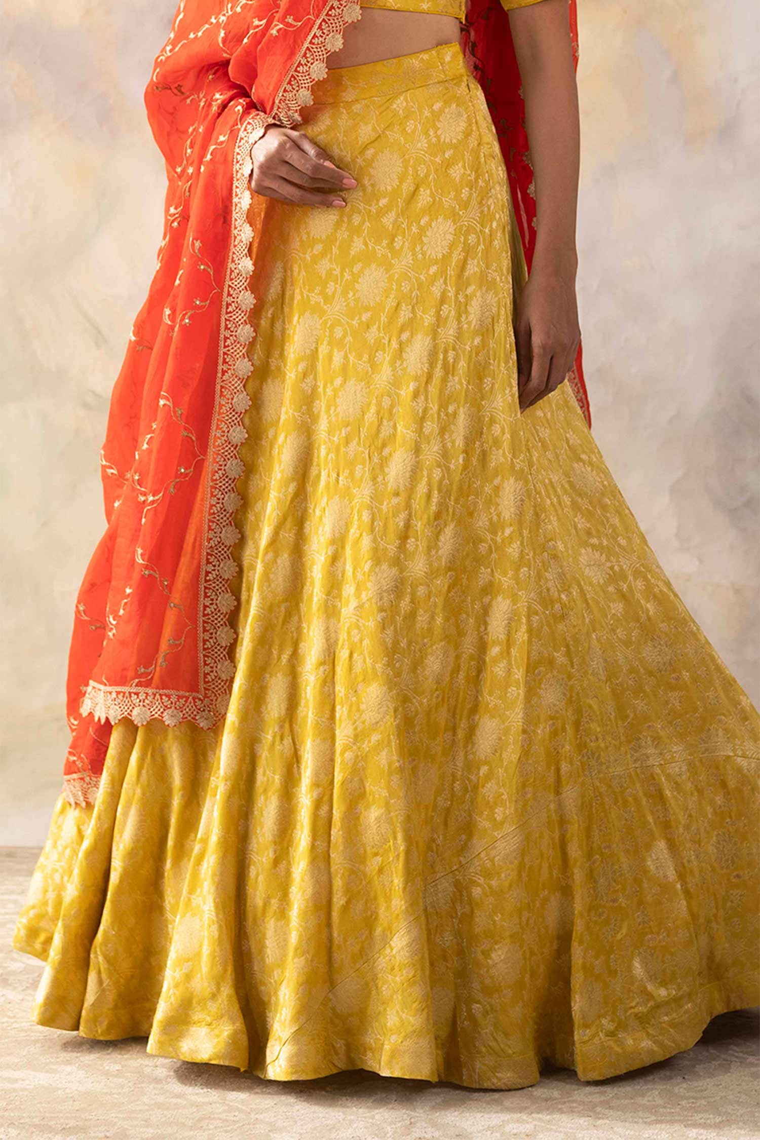 banarasi kapde mein gown