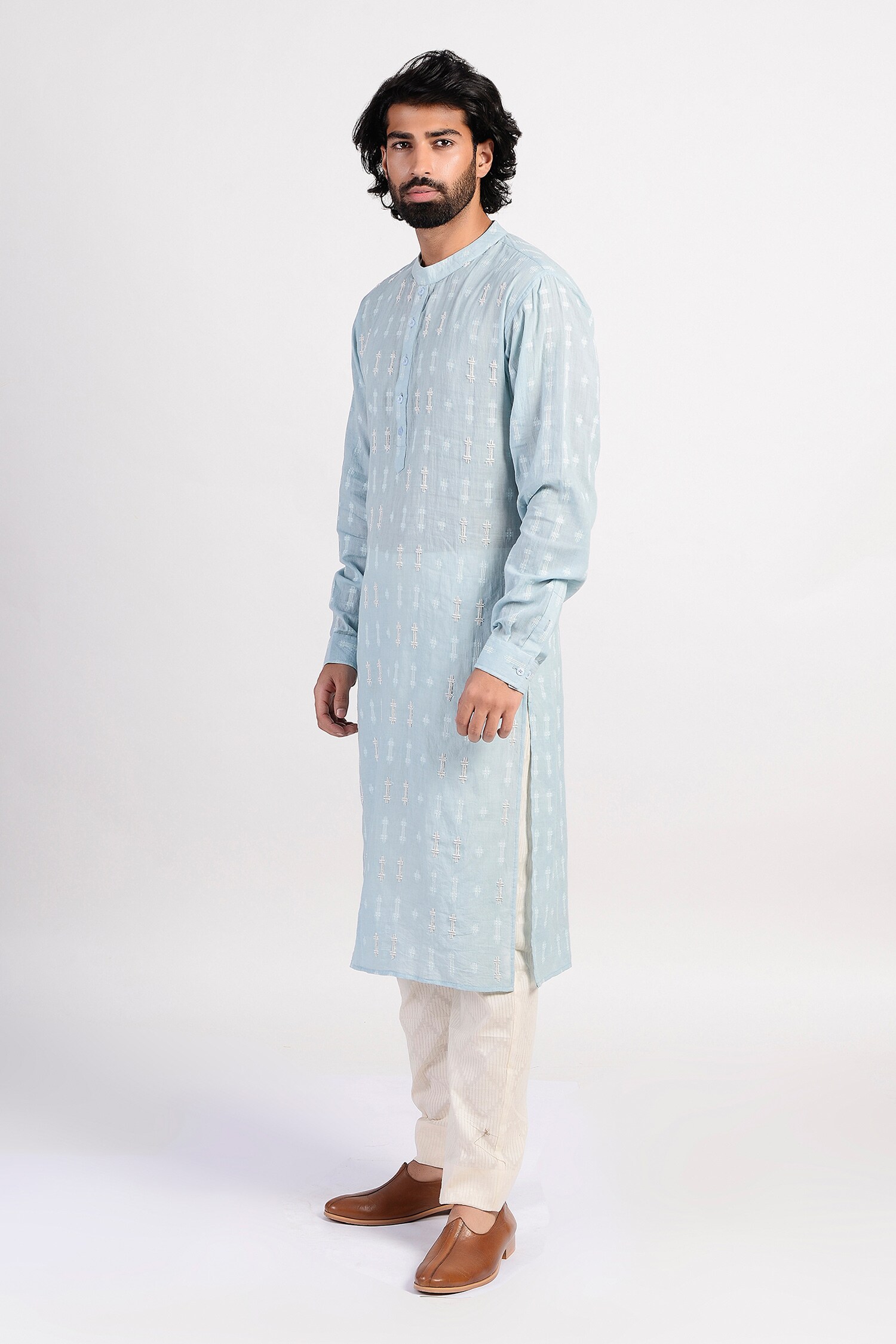 Buy Rishi & Vibhuti Men Blue Linen Embroidered Kurta With Silk Scarf